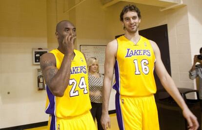 Los jugadores de Los Ángeles Lakers, Kobe Bryant y Pau Gasol este lunes.