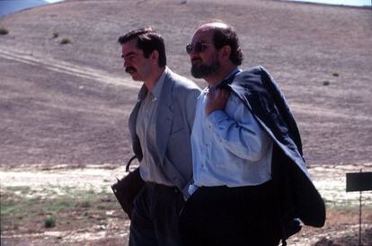 Salman Rushdie y Antonio Mu&ntilde;oz Molina, en 1995 en Granada.