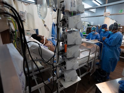 Un grupo de médicos atienden a un paciente covid en el hospital Ajusco Medio, en Ciudad de México.