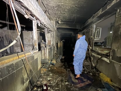 Interior del hospital Al Jatib tras el incendio, este domingo.