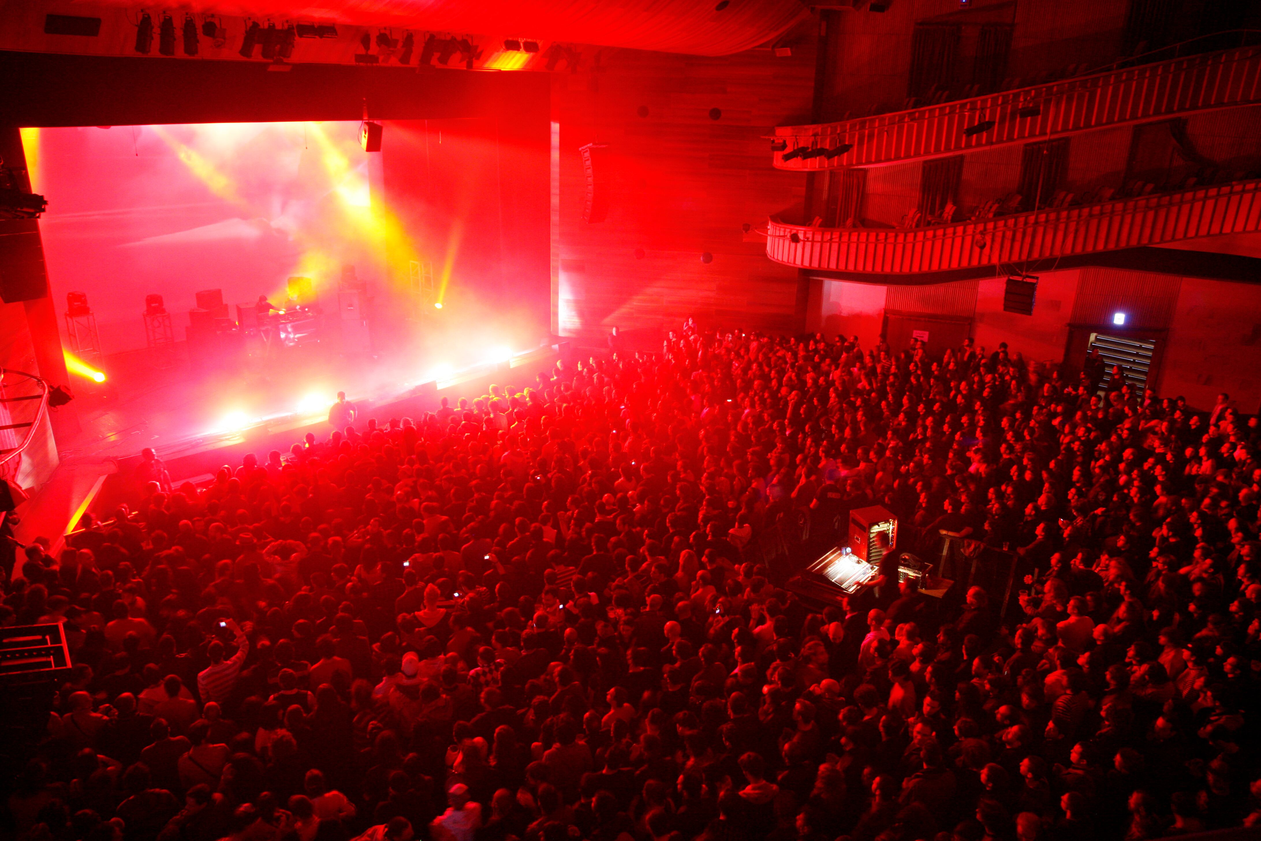 Actuación de Aphex Twin, en 2009, en el Teatro de la Laboral de Gijón, dentro del festival L.E.V.