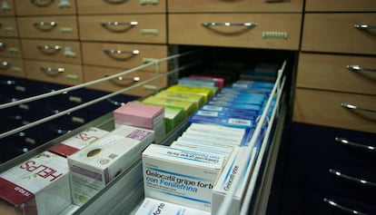 Un cajón repleto de medicamentos en una farmacia de Barcelona.