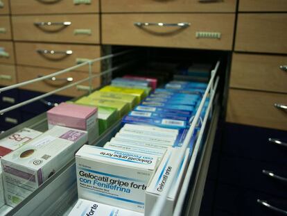 Un cajón repleto de medicamentos en una farmacia de Barcelona.