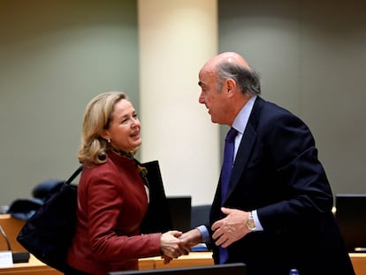 La vicepresidenta primera española, Nadia Calviño, saluda el vicepresidente del BCE, el también español Luis de Guindos.