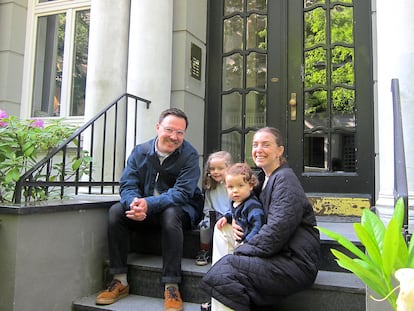 Victoria Campetella junto a su familia en su casa en el barrio Winterhude, Hamburgo.