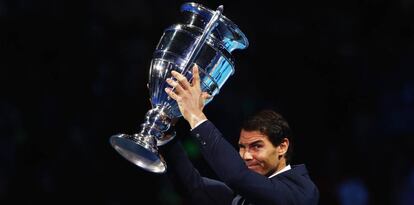 Nadal exhibe el trofeo del n&uacute;mero uno en el O2 de Londres.