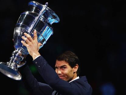 Nadal exhibe el trofeo del n&uacute;mero uno en el O2 de Londres.