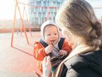 Una madre juega con su bebé.