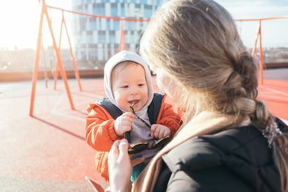 Una madre juega con su bebé.