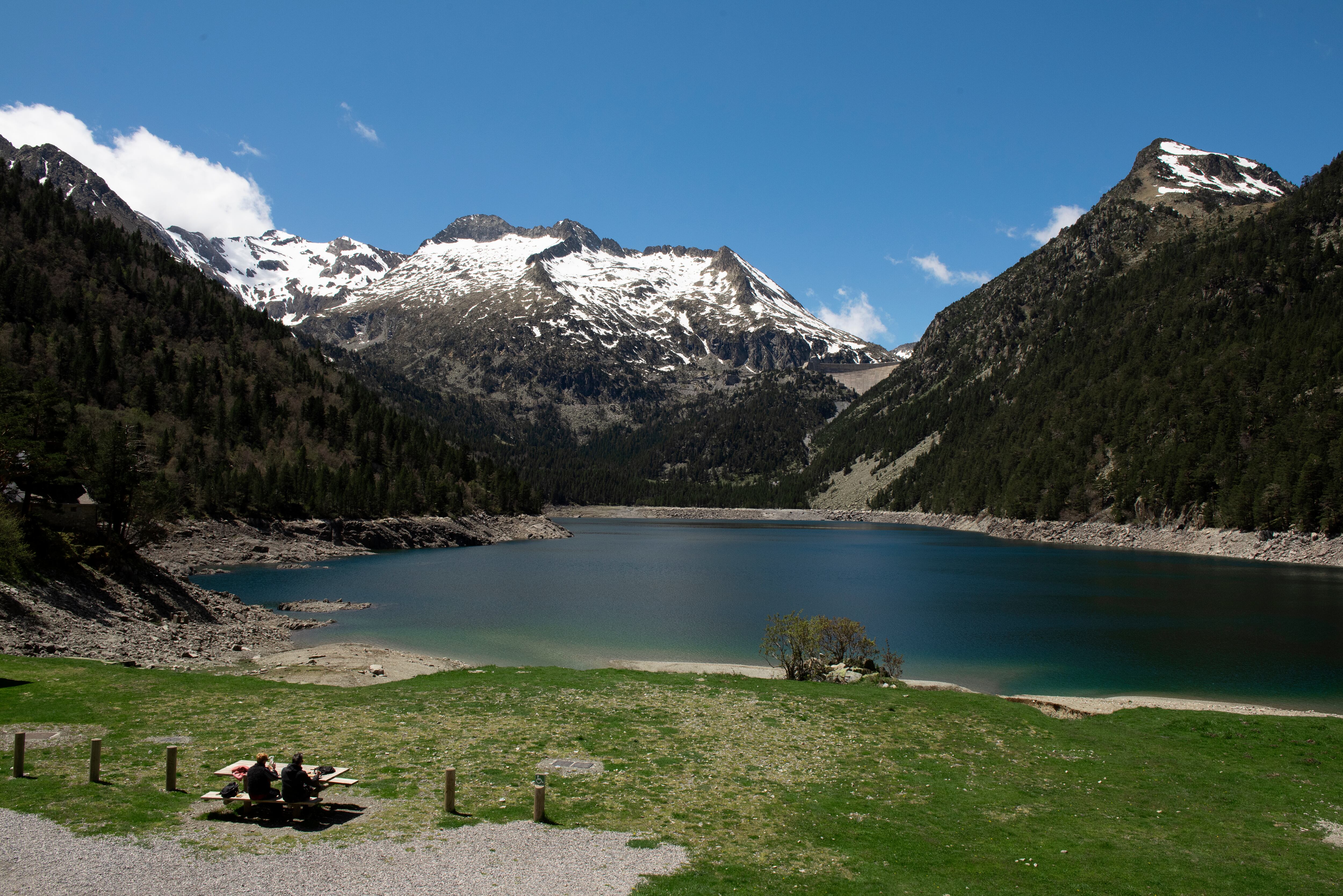 Excursionistas en Lago d'Orédon en la reserva natural de Du Néouvielle, Francia.