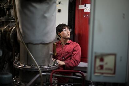 Seomgyun Kim, segundo ingeniero, trabaja en la sala de máquinas.