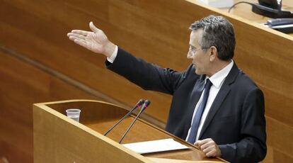 El portavoz parlamentario del PSPV Antonio Torres, este jueves en el pleno de las Cortes.