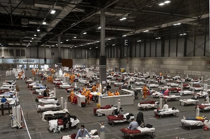 Interior del hospital de campaña instalado en los pabellones de Ifema.