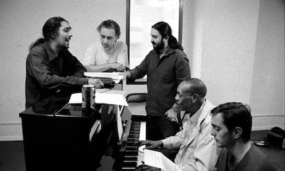 Una imagen de la Grabación del disco " Lágrimas negras", de Bebo Valdés y El Cigala. De izquierda a derecha, El Cigala, Fernando Trueba, Javier Limón, productor; Bebo Valdés y Javier Colina.