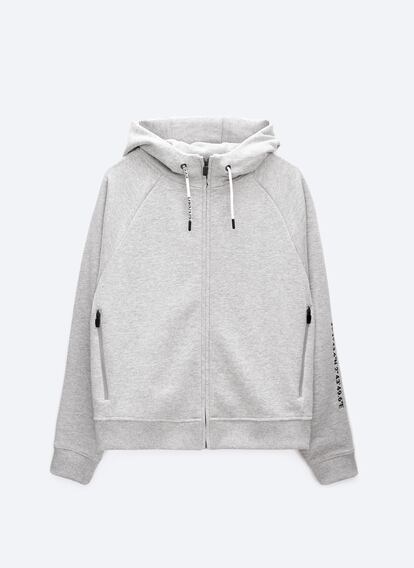 Sudadera hoodie gris (79 €) de Uterqüe.