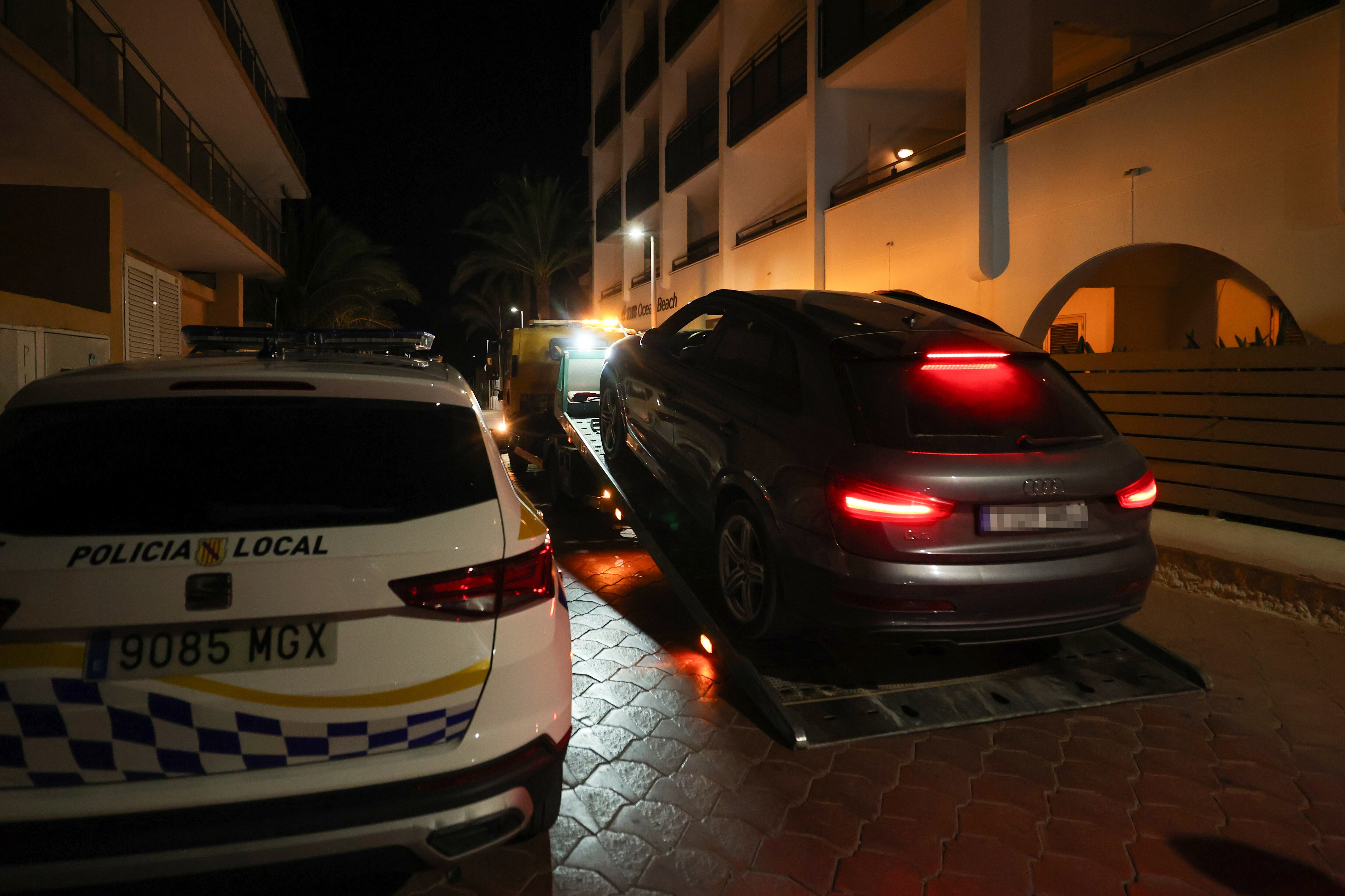 Una grúa retira un coche multado con 15.000 euros por transportar turistas sin licencia en Sant Antoni de Portmany el 11 de agosto.