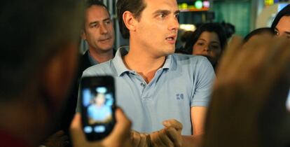 Albert Rivera, en el aeropuerto Adolfo Su&aacute;rez en Madrid, este jueves. 