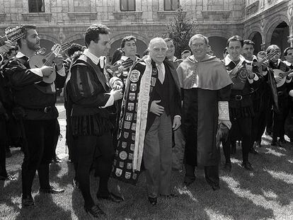 Francisco Ayala, vistiendo capa de tuno, tras recibir el premio Cervantes en 1992.