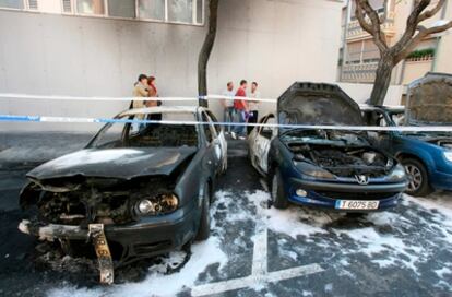 Coches quemados en la calle de sant Antoni Mariia Claret de Tarragona