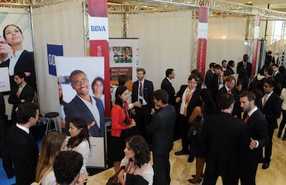 Alumnos MBA y empresas en el foto de empleo de IESE.