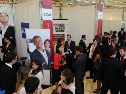 Alumnos MBA y empresas en el foto de empleo de IESE.