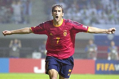 Mundial Corea-Japón. España 3 - Eslovenia 1. Raúl celebra su gol, el primero de la selección española de fútbol.