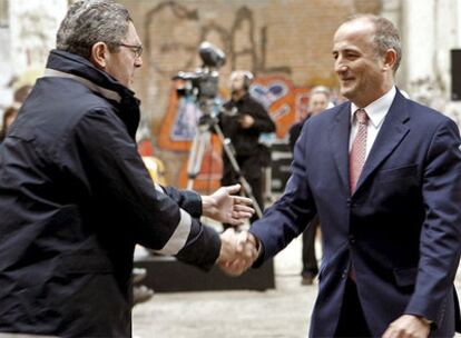 Miguel Sebastián y Alberto Ruiz-Gallardón se saludan en la antigua fábrica de ascensores Boetticher y Navarro.