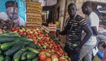 Los productos vendidos en los mercados provienen de zonas rurales como la regi&oacute;n de Niayes, una de las m&aacute;s productivas del pa&iacute;s, ubicada en el noroeste de Senegal.