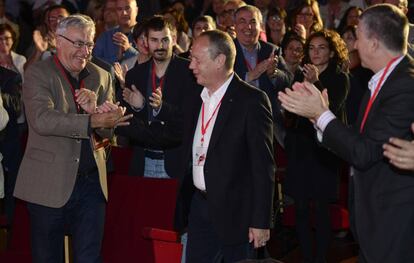 Ismael S&aacute;ez, nuevo secretario general de UGT-PV, saluda al alcalde de Valencia, Joan Rib&oacute;.