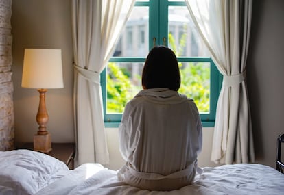 Un paciente con trastorno mental mira por la ventana.