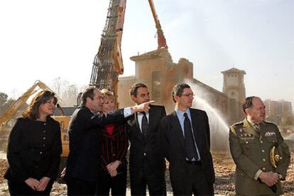 Trujillo, Bono, Aguirre, Zapatero, Gallardón y el general Sanz, en la demolición de los cuarteles de Campamento.