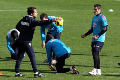 Quique Flores, ayer en el entrenamiento del Atlético.