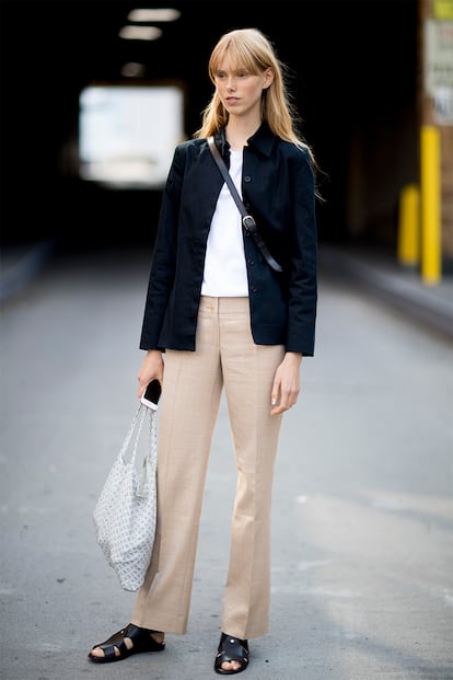 Este es el ejemplo perfecto de que en el street style de Nueva York podemos toparnos con estilismos ganadores a base de colores neutros. Blanco, negro y beige, la combinación que todas podemos replicar en casa.