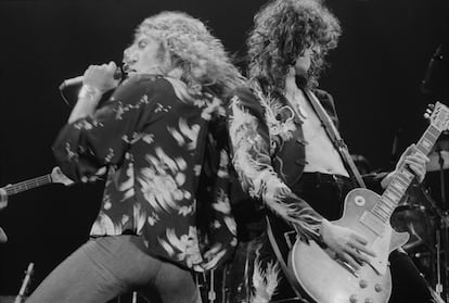 Robert Plant y Jimmy Page en un concierto de Led Zeppelin en Earl's Court, Londres, en mayo de 1975.