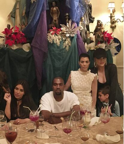 Kim Kardashian y su marido, Kanye, junto a Khloe y Kourtney, en 2017.