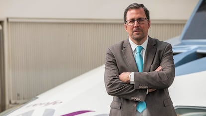 El presidente de Renfe, Raül Blanco, junto a un tren AVE.