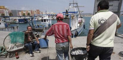 Pescadores de La L&iacute;nea, en el puerto de la Atunara.