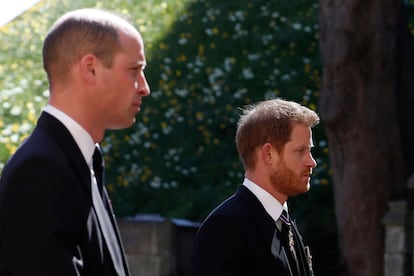 Guillermo y Enrique de Inglaterra, en el cortejo fúnebre de su abuelo, este sábado.