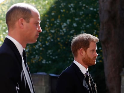 Guillermo y Enrique de Inglaterra, en el cortejo fúnebre de su abuelo, este sábado.