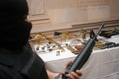 Some of the weapons confiscated in the operation that captured Medina Rojas in April 2007.