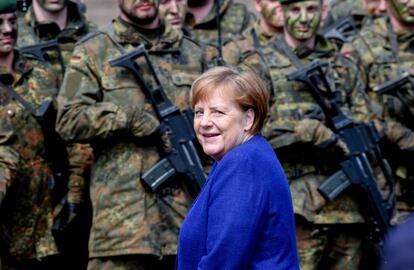 La canciller alemana, Angela Merkel, habla con los soldados de las fuerzas armadas alemanas Bundeswehr durante una práctica educativa en el área de entrenamiento militar en Munster, al norte de Alemania.