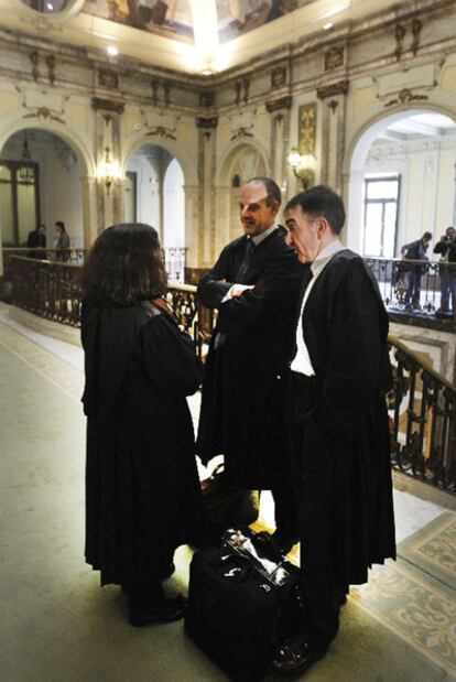Adolfo Araiz (centro) e Iñigo Iruin, abogados de Sortu, hablan con otra letrada en el Tribunal Supremo.