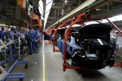 Trabajadores en la línea de ensamblaje de los coches del fabricante Mazda. EFE/Archivo