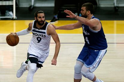 Marc Gasol intenta frenar a Ricky Rubio.