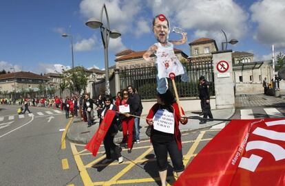 Cadena humana convocada por los sindicatos para protestar por los despidos en la Xunta.