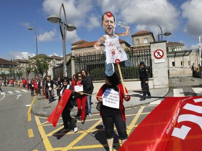Cadena humana convocada por los sindicatos para protestar por los despidos en la Xunta.