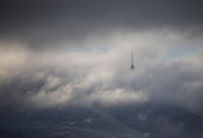 La torre de transmisión 'Kopitoto' emerge entre las nubes que cubrían el jueves pasado la montaña Vitosha, en las proximidades de Sofía (Bulgaria).