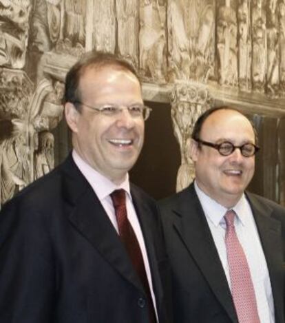 José Luis Pego y Javier García de Paredes en la sede de la antigua Fundación Caixanova.