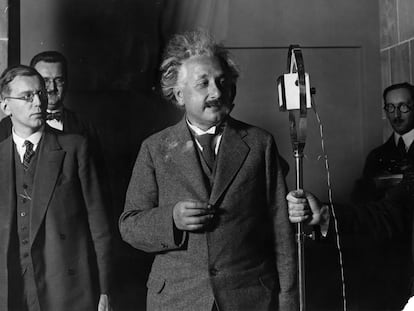 Albert Einstein da un discurso en el 50 aniversario de la invención de la bombilla eléctrica, en octubre de 1929, en Berlín.