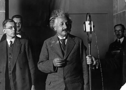 Albert Einstein da un discurso en el 50 aniversario de la invención de la bombilla eléctrica, en octubre de 1929, en Berlín.